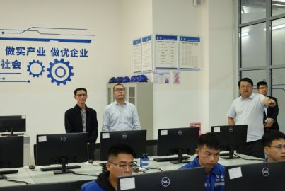 樂山市經(jīng)濟和信息化局調研組長黃三友率隊赴公司磷酸鐵鋰廠調研
